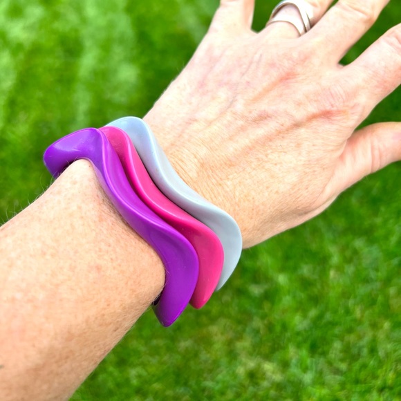 Vintage Acrylic Wave Bangle Bracelets - Picture 6 of 8